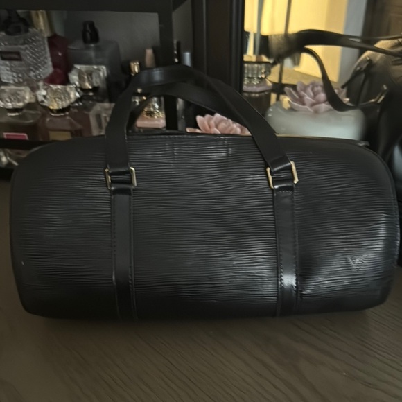 Authentic Louis Vuitton Papillon 30 Black Duffel Bag with Elegant Design - Picture 2 of 9